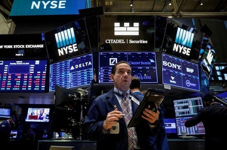 　１０月２５日、米国株式市場は下落した。ダウ工業株３０種とＳ＆Ｐ総合５００種は、軟調な企業決算や米国債の利回り上昇を背景に、７週間ぶりの大幅な下落率となった。写真はニューヨーク証券取引所、１７日撮影（２０１７年　ロイター／Brendan McDermid）