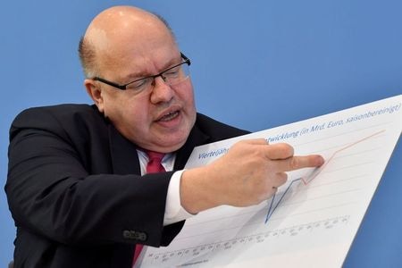 ドイツのアルトマイヤー経済相は２７日、最新の経済予測を発表、今年の成長率見通しを従来の３％から３．５％へ引き上げた。記者会見の代表撮影。（２０２１年　ロイター）