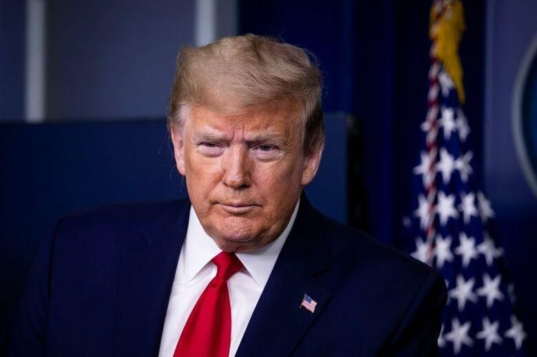 トランプ米大統領は18日、中国が新型コロナウイルスのパンデミック（世界的流行）の原因を「故意に」作ったならば、報いを受けるべきだとと述べ、新型コロナへの対応を巡り中国を改めて批判した。写真は4月18日、ホワイトハウスで撮影（2020年　ロイター/Al Drago）