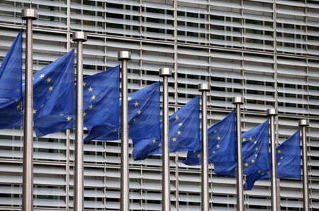 ２月２日、欧州連合（ＥＵ）の行政執行機関、欧州委員会は環境とデジタル製品や技術を対象とした標準化システムを改定することを提案した。中国など他国の基準に依存するのではなく、今後の世界標準の設定を確実にするのが狙い。写真は２０１５年１０月、ブリュッセルで撮影（２０２２年　ロイター／Francois Lenoir）