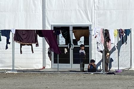 国連難民高等弁務官事務所（ＵＮＨＣＲ）は２３日、世界で避難を強いられた人数が１億人を超えたと発表した。写真は２０２１年９月、アフガン難民を収容する米ニュージャージ州のマクガイア空軍基地で撮影（２０２２年　ロイター/Phil Stewart）