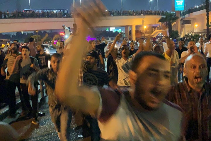 9月20日、カイロ中心部で反政府のスローガンを叫ぶ市民たち　Amr Abdallah Dalsh- REUTERS