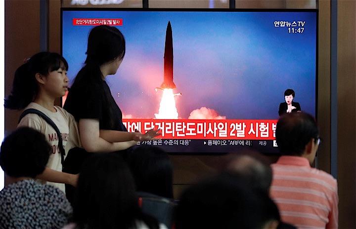 北朝鮮が新たな飛翔体を発射したと明らかにした。現時点で入手している情報によると、最近実施された2回の短距離ミサイル発射実験と似ているという。写真は北朝鮮のミサイル発射を伝える韓国のテレビ。ソウルで8月31日撮影（2019年　ロイター/Kim Hong-Ji）