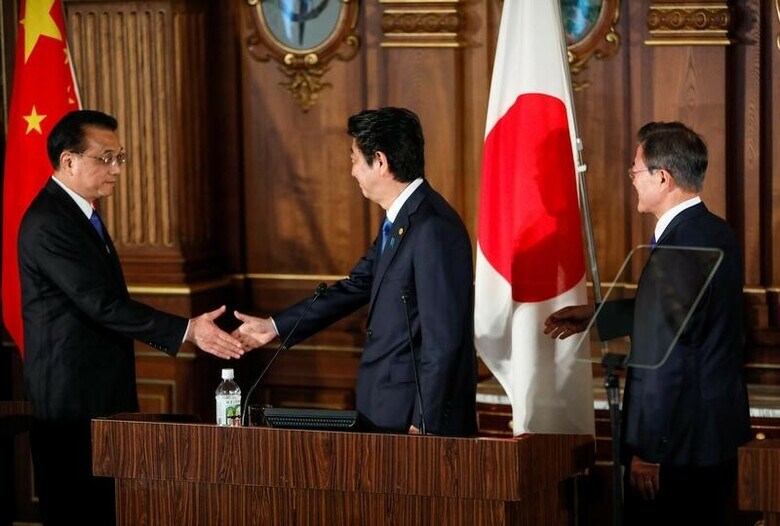 ５月９日、日中韓３カ国は午前、都内で２年半ぶりとなる首脳会談を開き、北朝鮮による核・弾道ミサイル開発の完全な破棄に向けて協力していくことで一致した。写真は都内で代表撮影（２０１８年　ロイター）