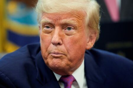 トランプ米大統領は、貿易協定が締結された後も輸入品に対する１０％の基本関税を維持すると述べた。９日、ワシントンで撮影（２０２５年　ロイター/Kent Nishimura）