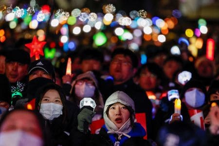 韓国国会で７日夜に審議された尹錫悦大統領の弾劾訴追案は、与党議員の大半が投票に参加せず、成立しなかった。写真は弾劾訴追案の可決を求めて集まった市民。１２月７日、ソウルで撮影（２０２４年　ロイター/Kim Kyung-Hoon）