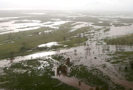 　５００年に１度とされる大洪水に見舞われたオーストラリア北西部クイーンズランド州の海岸地帯は、一部住民が洪水で家を失ってからわずか１年で、住んでいた場所かその近くに建った新居に引っ越しつつある。写真は２０１７年３月、洪水被害を受けたオーストラリアのタウンズビル南部。代表撮影（２０２０年　ロイター）