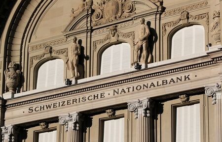 　６月２３日、スイス国立銀行（ＳＮＢ、中央銀行）のフリッツ・ツアブリュック副総裁は、新型コロナウイルス対応に向けた国および地方政府向けの支払いを増額し、予算の穴を補てんすることに異議を唱えた。写真はＳＮＢの建物。ベルンで５月撮影（２０２０年　ロイター／Arnd Wiegmann）