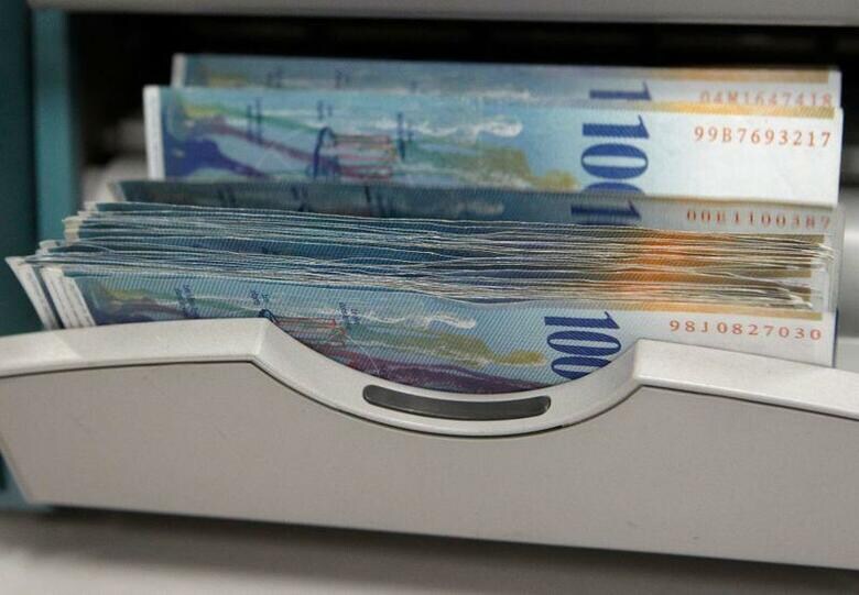 米財務省は貿易相手国・地域の通貨政策を分析した外国為替報告書で、スイスについて「為替操作国」の認定基準に合致しているとの判断を示す可能性が高い。写真はスイスフラン紙幣。ローザンヌ近郊で2011年2月撮影（2020年　ロイター／Denis Balibouse）