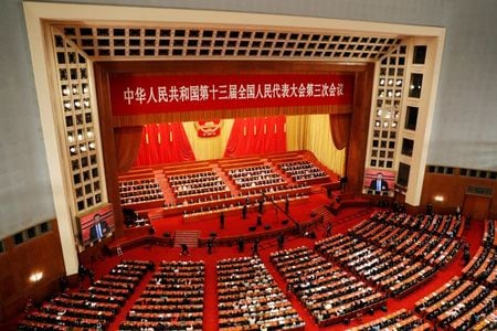 　中国の全国人民代表大会（全人代、国会に相当）が３月５日に開かれ、政府が今年の目標と経済発展５カ年計画を発表する。写真は２０２０年５月、全人代が開かれた北京の人民大会堂で撮影（２０２１年　ロイター/Carlos Garcia Rawlins）