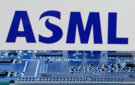 　４月１７日、オランダ半導体製造装置メーカーのＡＳＭＬが発表した第１・四半期決算は１２億２０００万ユーロ（１３億ドル）の黒字だった。写真は同社のロゴ。１月撮影（２０２４年　ロイター／Dado Ruvic）