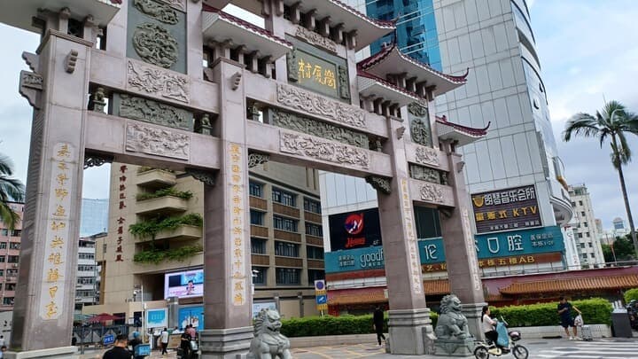 深圳市中心部の「城中村」とされる福田区崗厦村。密集するアパートの家賃は破格の安さだ（筆者撮影・2023年8月）