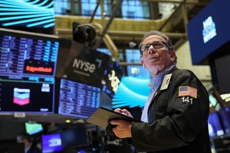 米国株式市場は反発して取引を終えた。昨年１１月、ニューヨークで撮影（２０２４年　ロイター/Brendan McDermid）