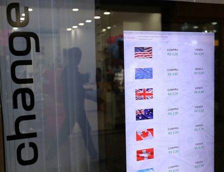 ニューヨーク外為市場では、米国の複数州で新型コロナウイルス感染が急速に拡大していることを受けリスク選好度が低下し、安全資産としてのドルに買いが入った。リオデジャネイロで３月撮影（２０１９年　ロイター/SERGIO MORAES）