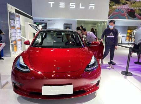 米電気自動車（ＥＶ）大手テスラは米国の在庫のうちセダン「モデル３」に１３００ドル超の値引きを提示している。写真は、２０２３年４月１２日に中国海南省海口で開かれた見本地に出品されたモデル３。（２０２３年　ロイター／Casey Hall）