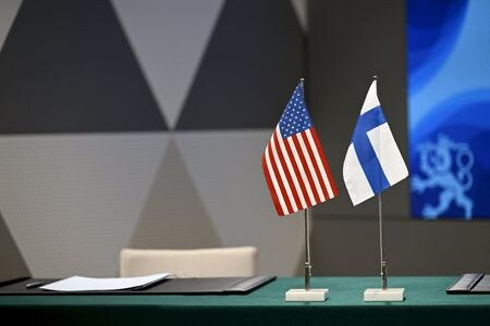 トランプ米大統領は９日、ワシントンを訪問した北欧フィンランドのストゥブ大統領とホワイトハウスで会談し、北極での米国の国家安全保障を強化に向け、フィンランドから最大１１隻の砕氷船を取得することで合意した。写真は米国とフィンランドの国旗。２０２３年６月、ヘルシンキで撮影（２０２５年　ロイター/Lehtikuva/via REUTERS）
