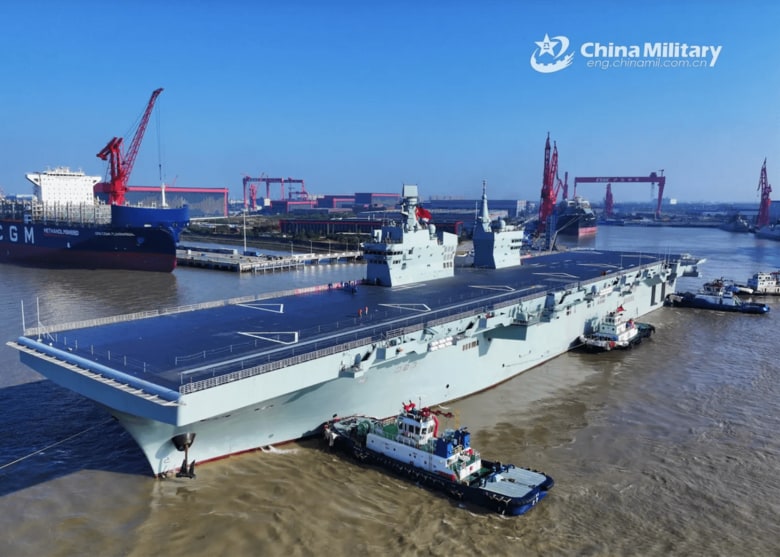 中国・上海の滬東中華造船所を出航する076型強襲揚陸艦「四川」（2025年11月14日）Chinese military