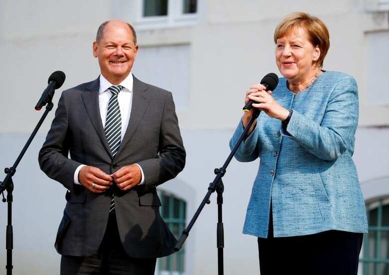 ９月３日、ドイツ最大野党の極右「ドイツのための選択肢（ＡｆＤ）］が反イスラムを掲げる団体との関係を疑われている問題への対応について、大連立を組む与党間で考え方に違いが生じている。写真右はキリスト教民主・社会同盟（ＣＤＵ・ＣＳＵ）のメルケル氏、左は社会民主党（ＳＰＤ）のショルツ氏。ドイツのメセベルクで撮影（２０１８年　ロイター／Axel Schmidt）