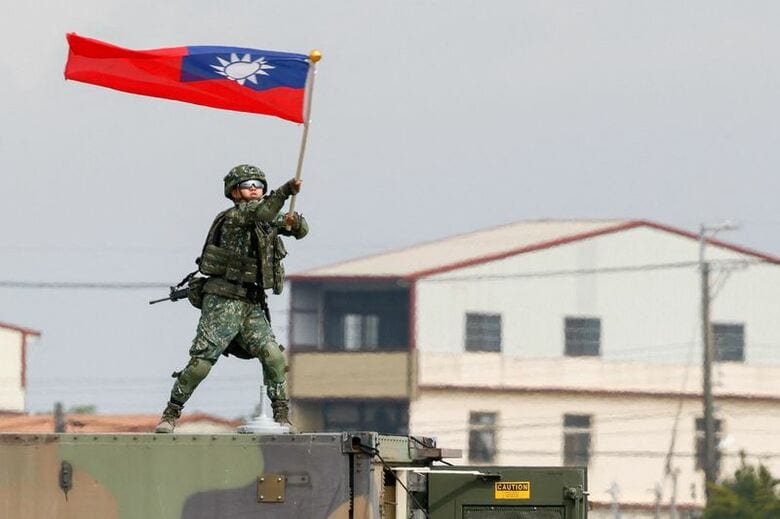 台湾の台中市で年次軍事演習中に旗を振る台湾陸軍の兵士。2026年1月撮影。REUTERS/Ann Wang