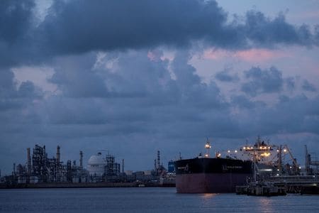 米テキサス州の港に停泊する原油タンカー。昨年６月撮影（２０２６年　ロイター/Joel Angel Juarez）