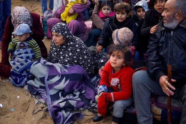 トランプ米大統領は、イスラエルとイスラム組織ハマスとの戦闘で荒廃したパレスチナ自治区ガザのパレスチナ人を受け入れるようにヨルダン、エジプトに要求した。写真は、ガザ北部に避難したパレスチナ人。２０２５年１月にガザで撮影（２０２５年　ロイター/Mohammed Salem）