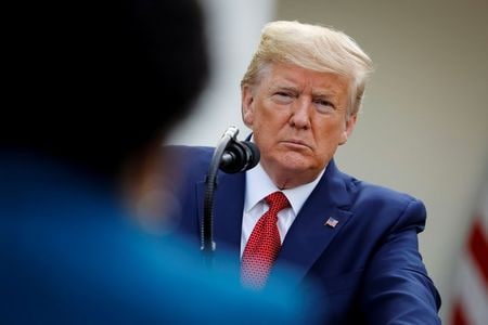 3月２８日、トランプ米大統領は昨年、ペンシルベニア州ピッツバーグの東方６５キロに位置するポッタータウンシップを訪問し、石油大手ロイヤル・ダッチ・シェルが巨額を投じる大規模ビル建設現場で、再選に向けた自信をとうとうと語った。写真は２９日、ホワイトハウスで記者の質問に答えるトランプ氏（２０２０年　ロイター/Al Drago）