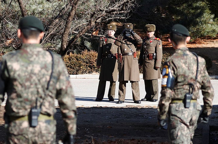 北朝鮮兵士の亡命後、軍事境界線を挟んで睨みあう南北の兵士　Kim Hong-Ji-REUTERS