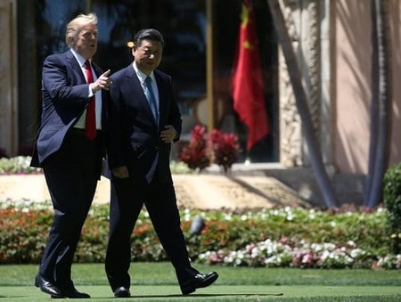 ４月７日、トランプ米大統領は前日から２日間の日程で始まった中国の習近平国家主席との首脳会談で進展が見られ、米中両国は多くの問題を乗り越えられるとの認識を示した。写真は同日、習主席と並んで歩くトランプ氏（２０１７年　ロイター/Carlos Barria）