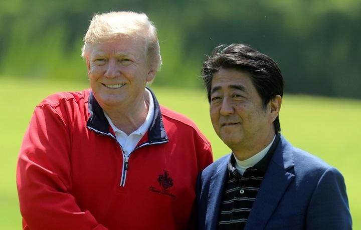 再来日したトランプ大統領とゴルフに興じる安倍首相（2019年5月26日）　 Kimimasa Mayama/Reuters
