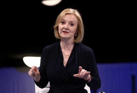 　ジョンソン英首相の後任を決める与党保守党の党首選で、最有力候補と目されるトラス外相は２８日、当選したらウクライナの「最高の友人」になり、同盟国と協力して武器や人道支援の追加供与に取り組むと表明した。英リーズで撮影（２０２２年　ロイター/Henry Nicholls）