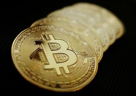 　アジア時間２２日午前の取引で暗号資産（仮想通貨）のビットコインは横ばい圏となっている。６月撮影（２０２１年　ロイター/Edgar Su）