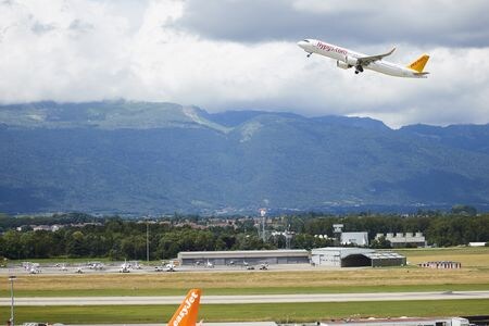 　７月２２日、英南部ファンボローで開幕した世界最大級の航空見本市、ファンボロー国際航空ショーでは、大手航空会社幹部の間から、旅客需要はコロナ禍後のブームを経て正常化したとの声が相次いで聞かれた。写真は２０２１年６月、スイス・ジュネーブで撮影（２０２４年　ロイター/Denis Balibouse）