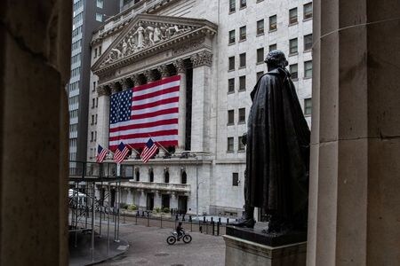 8月21日、米国株式市場は続伸。ダウ平均株価は１９０ドル値上がりしたほか、Ｓ＆Ｐ総合５００種指数とナスダック総合指数がともに終値で最高値を更新した。底堅い経済指標が買い手掛かりになった。写真は４月２６日、ニューヨーク証券取引所前で（２０２０年　ロイター／Jeenah Moon）