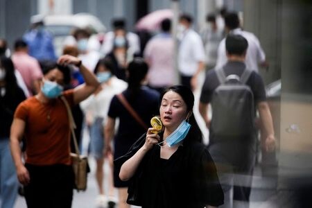 　７月２２日、中国各地は今後１０日間、再び猛暑に見舞われると予想されており、多くの地域で気温が４０度を上回る見通し。写真は上海で１９日撮影（２０２２年　ロイター／Aly Song）