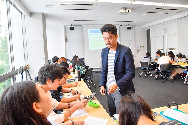 マイケル・マグカミット［Michael Magcamit］助教（政治学／フィリピン大学卒業、カンタベリー大学大学院博士号取得）が担当する「International Relations」の授業風景