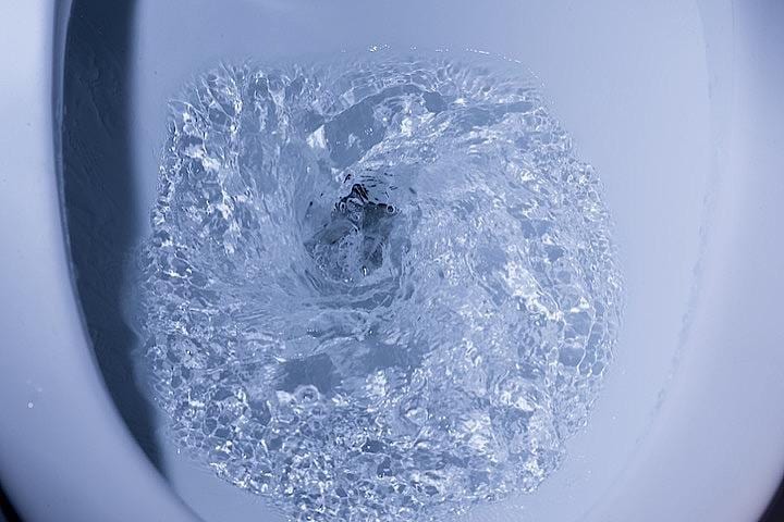 高層マンションでトイレを一斉に流すと何が起きる？　iNoomiPhoto - iStockphoto