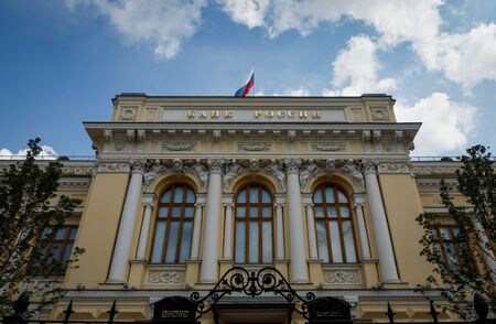 ７月３０日、  ロシア議会下院は国内企業が対外貿易決済手段として暗号資産（仮想通貨）を利用するのを認める法案を可決した。写真はモスクワのロシア中銀。２０２３年８月撮影（２０２４年　ロイター/Shamil Zhumatov）