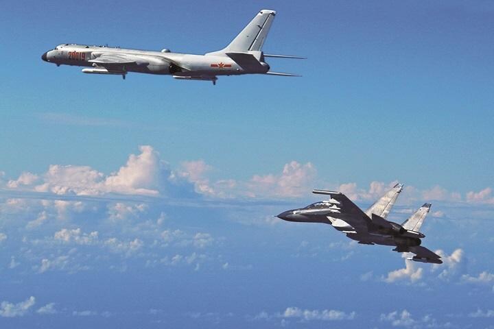 沖縄本島と宮古島間の上空を飛ぶ中国軍機（2016年）　XINHUA/AFLO