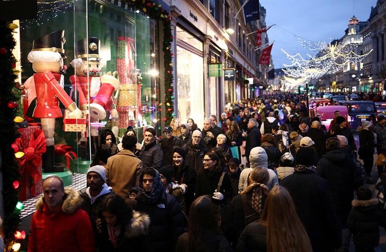 困窮が伝えられるが街はクリスマス前で大賑わい（12月4日、ロンドン）　Henry Nicholls-REUTERS