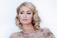 「自撮りを発明したのは私たち」発言にマジレス殺到！　パリス・ヒルトン、17年前のブリトニーとのツーショット公開