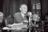 アインシュタインはオッペンハイマーを「愚か者」と呼んだ...現在も続く科学者「魔女狩り」の悲劇