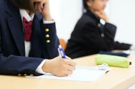 家族のケアで勉強する時間もない「ヤングケアラー」の中高生は全国で4万5000人