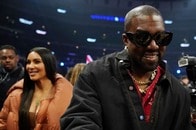 バストと股間に黒テープを貼っただけ...カニエ・ウェストの「新妻」、衝撃のセクシー姿をお披露目