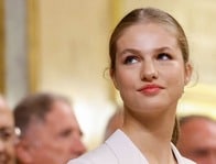 「未来のスペイン女王」レオノール王女の成人の誓い...「白の勝負スーツ」は母レティシア王妃へのオマージュ