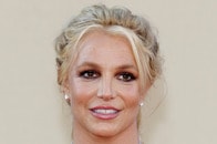 【動画】谷間が丸出し、床に「犬のうんち」...ブリトニー・スピアーズ、過激衣装で「Kiss」歌唱も音程にネット騒然