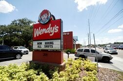 ペルツ氏のトライアン、ウェンディーズ非公開化へ投資家連合結成＝関係筋