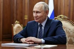 ロシア・サウジ首脳が電話会談、海峡の安全確保を強調