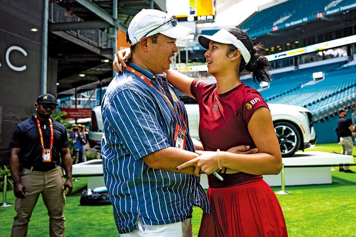 父と共に勝利を喜ぶアレックス・イーラ