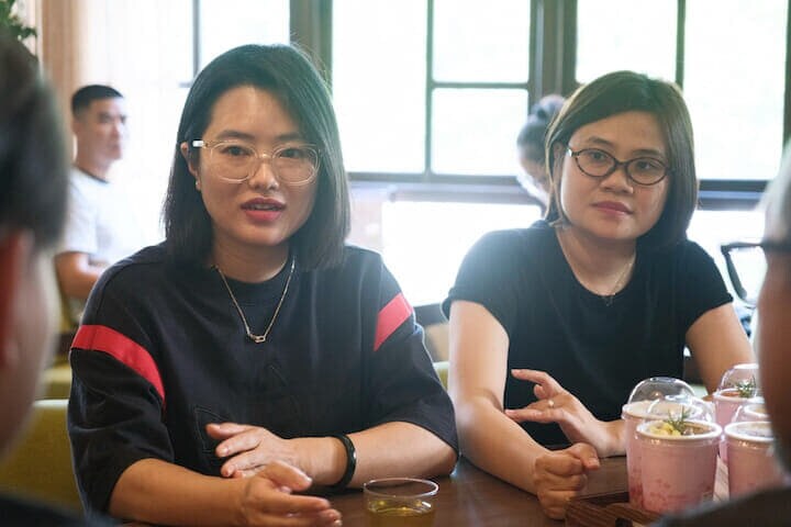 別のコーヒーチェーンを経て、「ラー・チャー」を起業したチャン・ティ・ングェット・ンガーさん（左）