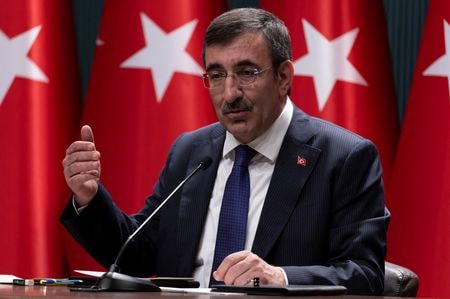 トルコのユルマズ副大統領は１６日、ロイターのインタビューに応じ、エルドアン大統領の全面的な後押しを背景に、インフレとの闘いを続けるトルコの新たな財政緊縮策による予算削減額が予想を上回るとの見通しを示した。５月撮影（２０２４年　ロイター/Umit Bektas）